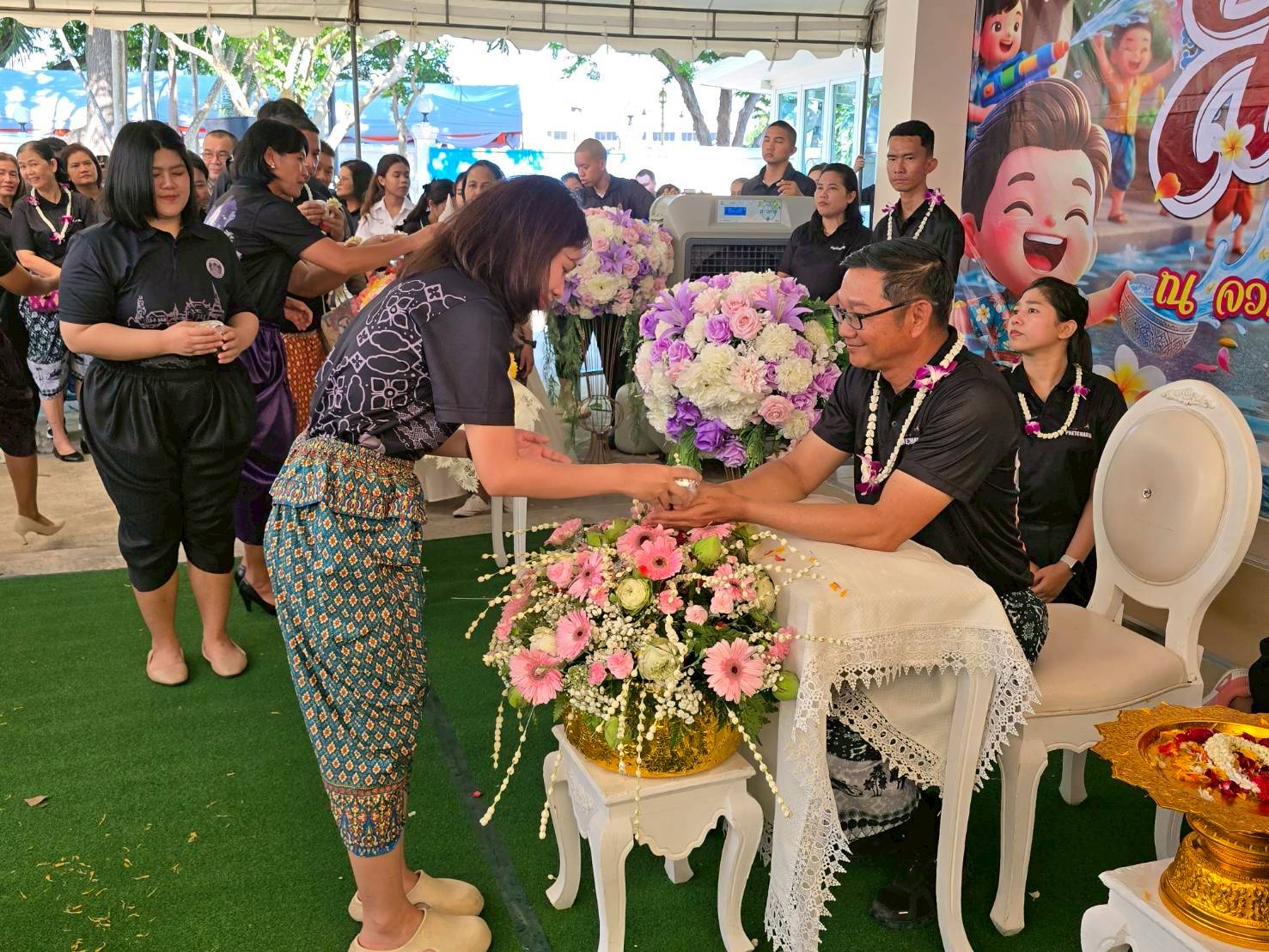 title - ปฏิรูปที่ดินจังหวัดเพชรบุรี พร้อมด้วยเจ้าหน้าที่ ส.ป.ก.เพชรบุรี ร่วมพิธีรดน้ำขอพรผู้บริหารจังหวัด เพื่อเสริมความเป็นสิริมงคลเนื่องในโอกาสต้อนรับปีใหม่ไทย 2569 และเพื่ออนุรักษ์และสืบสานประเพณีสงกรานต์อันดีงามของไทย